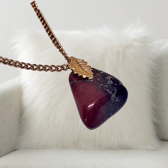 .👣4/$20. Natural Burgundy Stone Pendant with Gold Tone Necklace - Picture 6 of 7